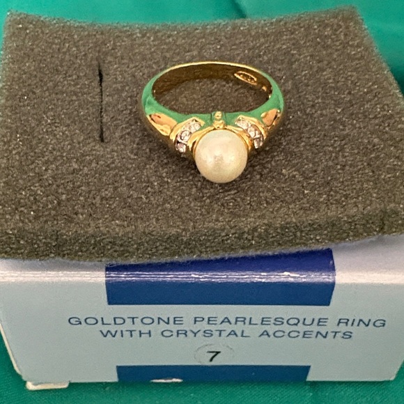 Avon Goldtone pearlesque ring with crystal accents - Picture 2 of 4